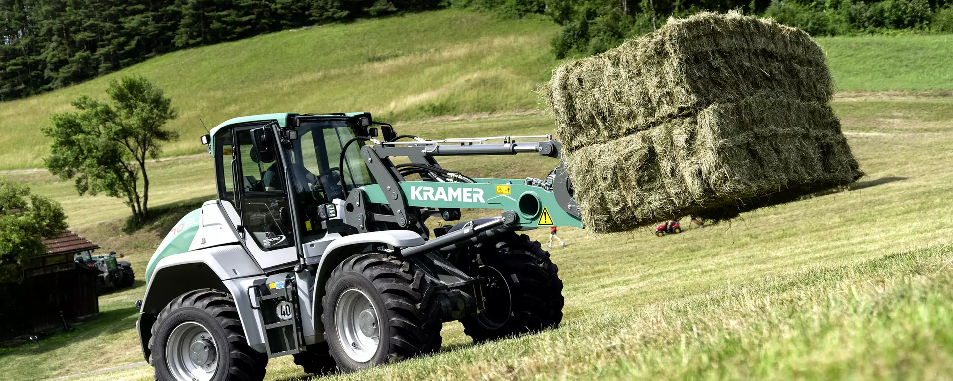 Der Kramer Radlader Kl70.8 und KL70.8L beim Einsatz auf dem Hof.