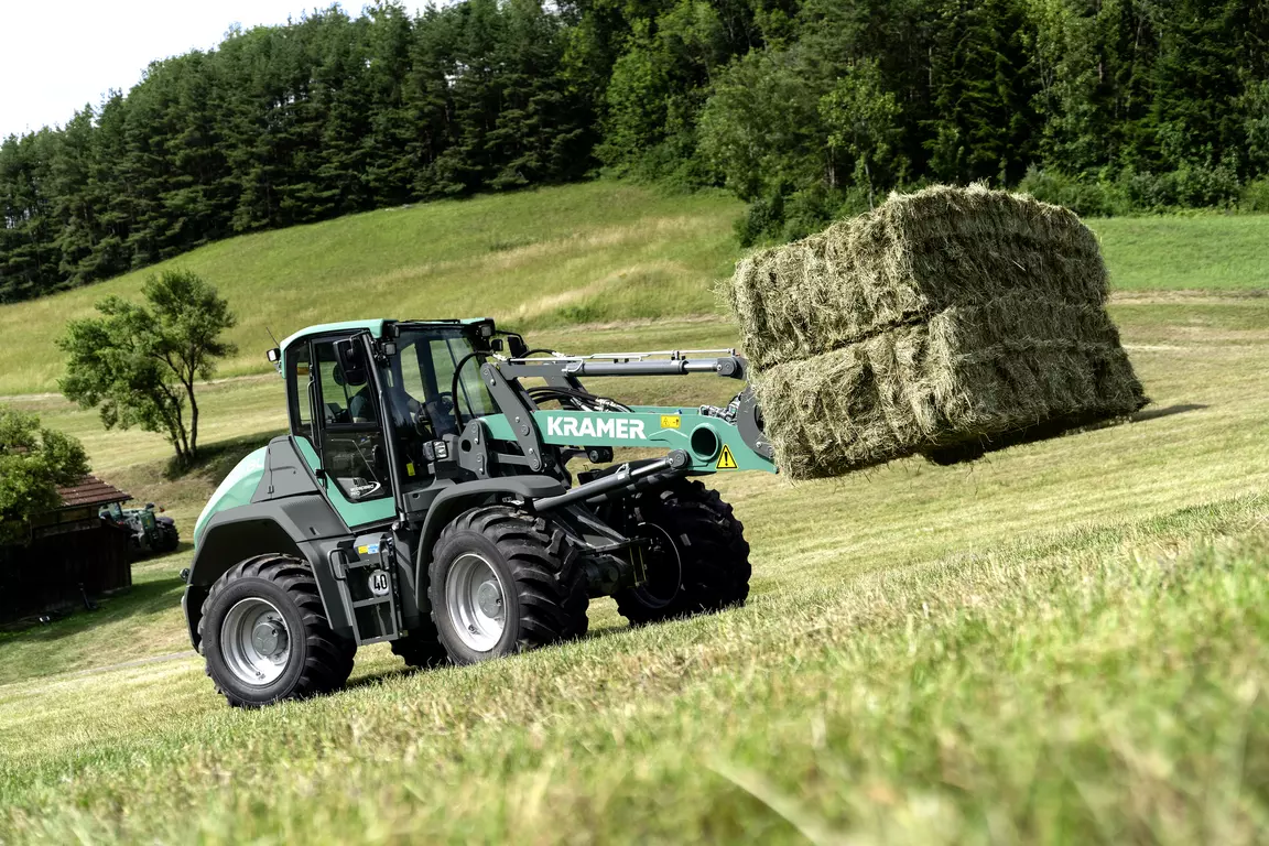 Der Kramer Radlader Kl70.8 und KL70.8L beim Einsatz auf dem Hof.
