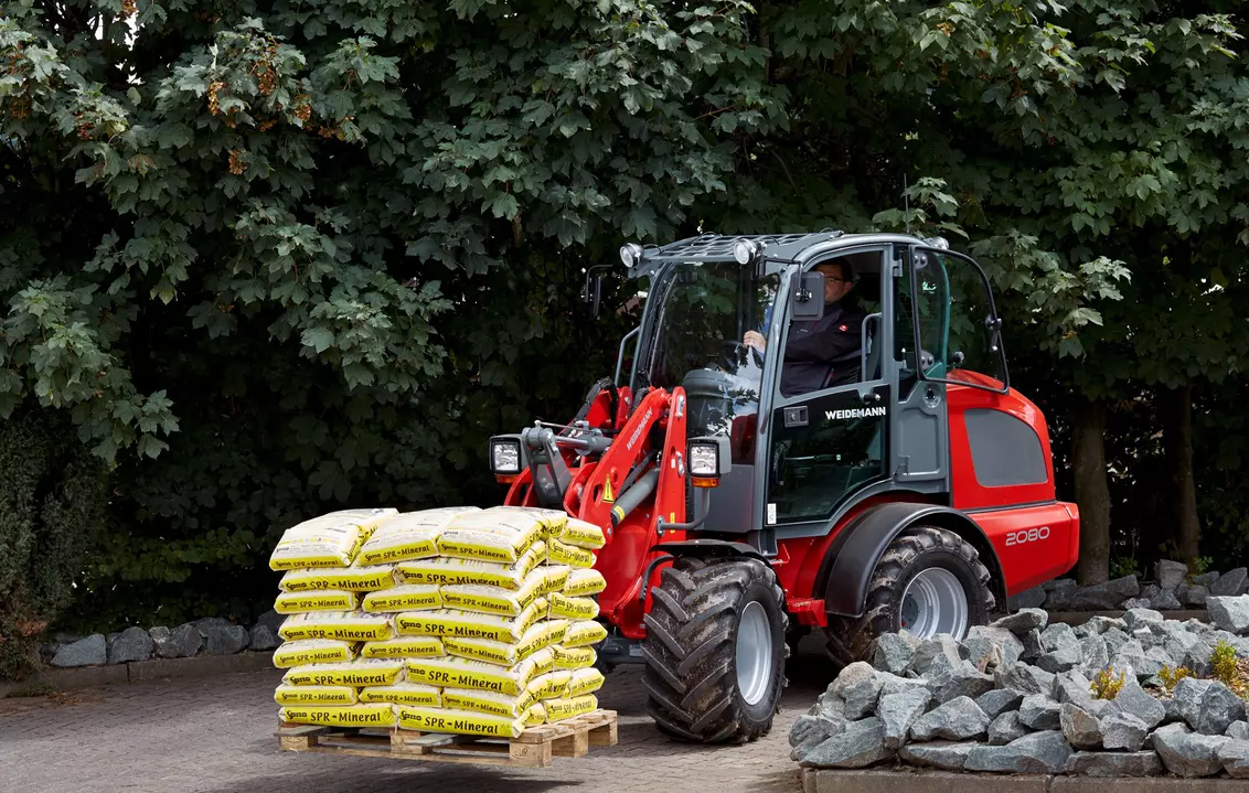 Weidemann attachment Pallet fork, in action municipality, Wheel loader 2080