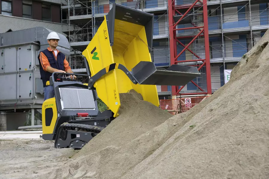 DT10e beim Abladen von Sand 