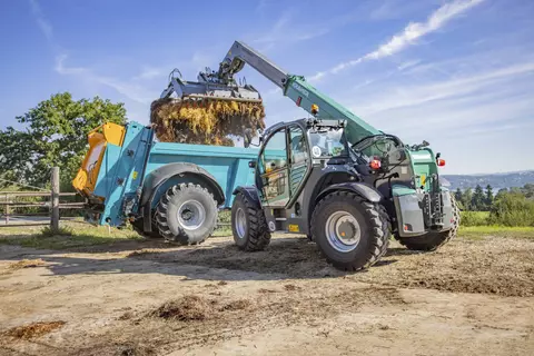 Der KT557 mit Silagebeißschaufel. 