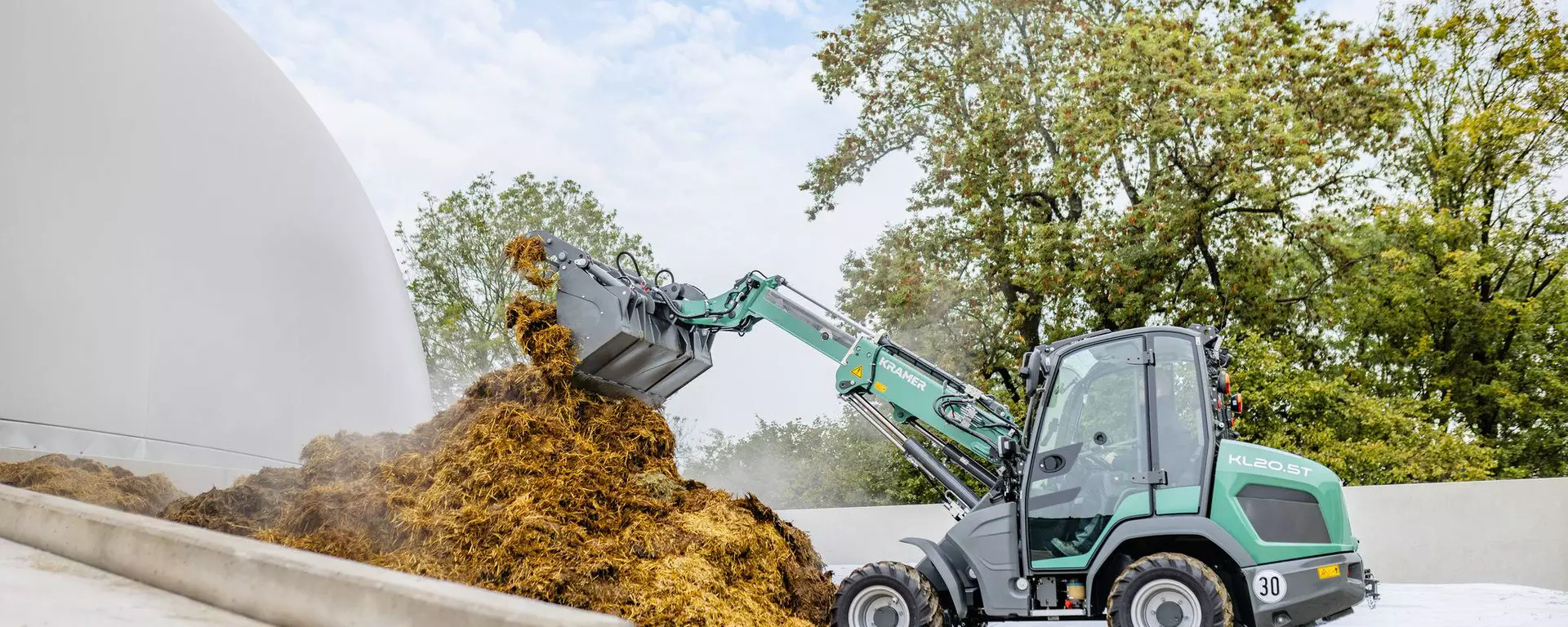 The Kramer telescopic wheel loader KL20.5T handling bales.