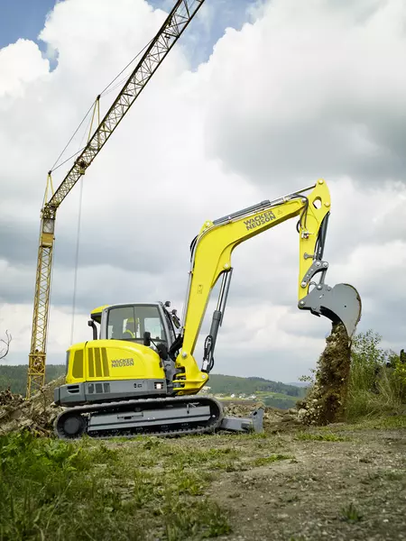 ET90 by means of adjustable boom and 3-point kinematics shows optimum dumping heigth in action