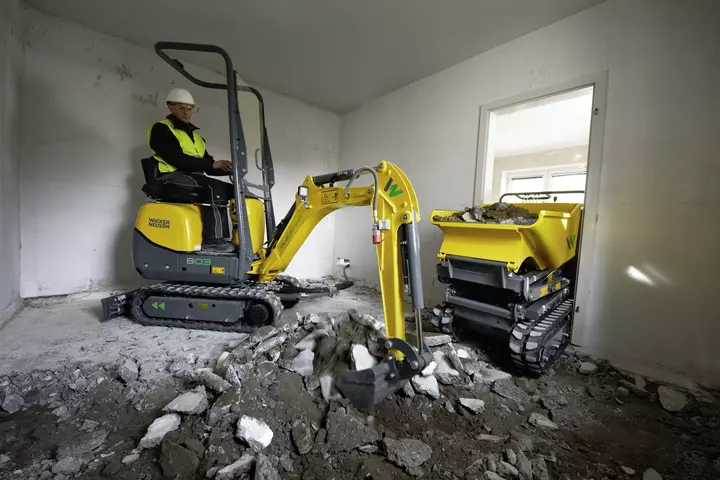 Dredging with the 803 dualpower and the removal of rubble with a DT08 chain dumper