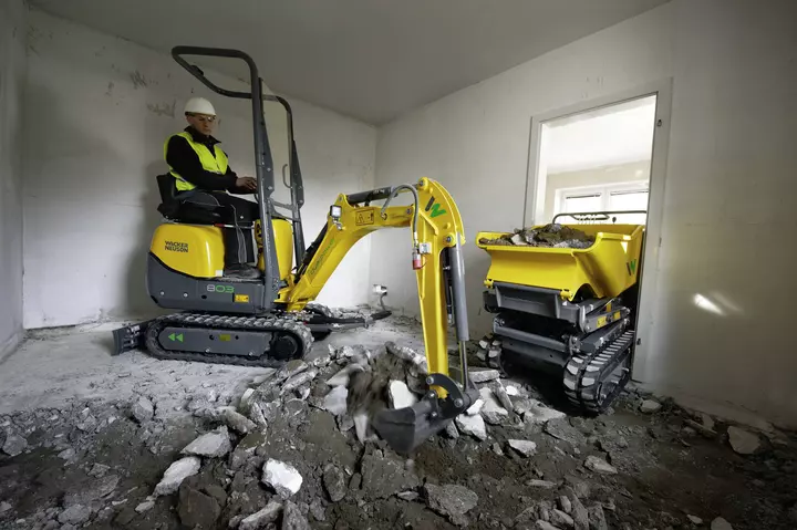 Dredging with the 803 dualpower and the removal of rubble with a DT08 chain dumper
