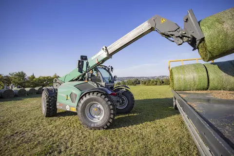 The KT457 loading a trailer with hay bales. 
