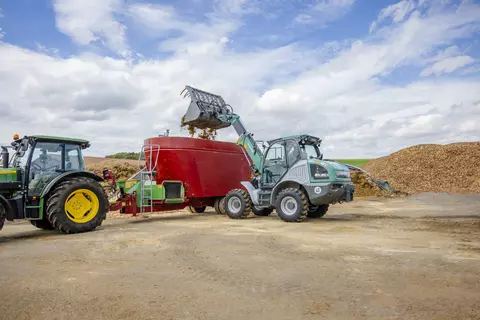 Der Kramer Teleskopradlader KL37.8T bei Silagearbeiten.