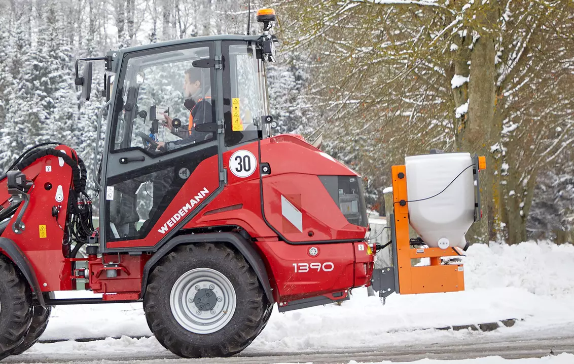Weidemann attachment Small spreader, in action municipality, Hoftrac 1390