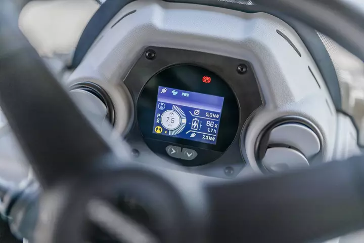 Das Display des vollelektrischen Kramer Radlader KL25.5e und 5065e.