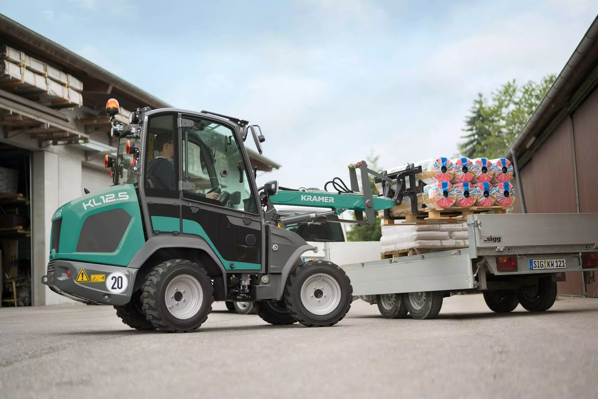The compact KL12.5 while loading a pallet on a trailer.