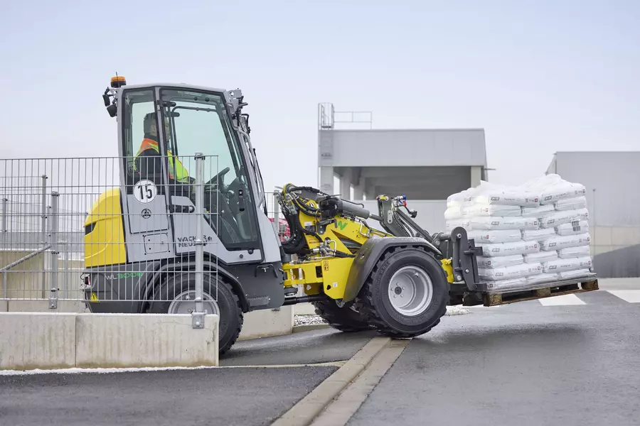 Wacker Neuson wheel loader WL300e in action