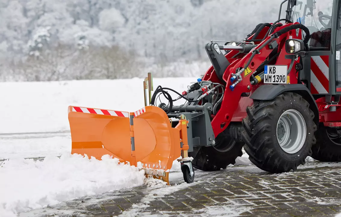Weidemann attachment V-Snow plow, in action municipality, Hoftrac 1390
