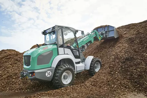 The Kramer telescopic wheel loader KL25.5T while working with wood chips. 