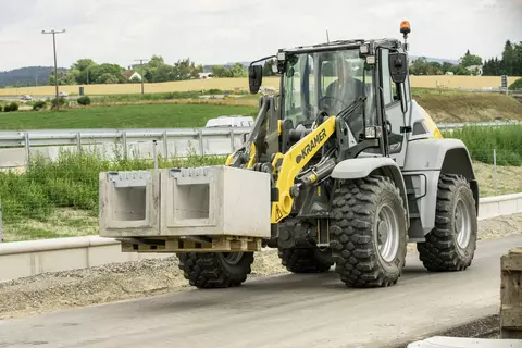 Der Kramer Radlader 8155 beim Transportieren von Steinen. 