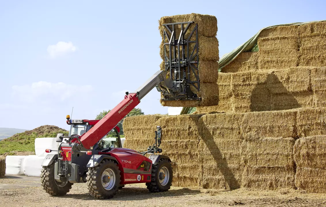 Weidemann telehandler T7042 with bale gripper, application