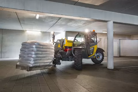 The Kramer telehandler 2706 while transporting pallets.