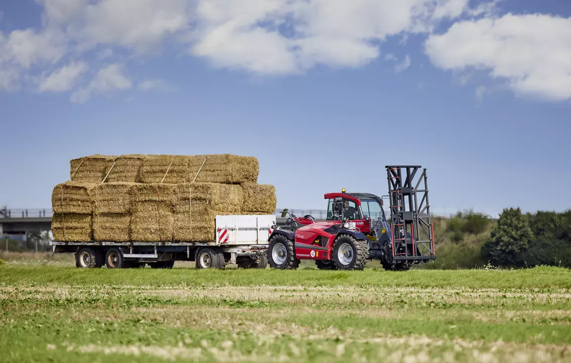 Weidemann telehandler T7042 with bale gripper, application