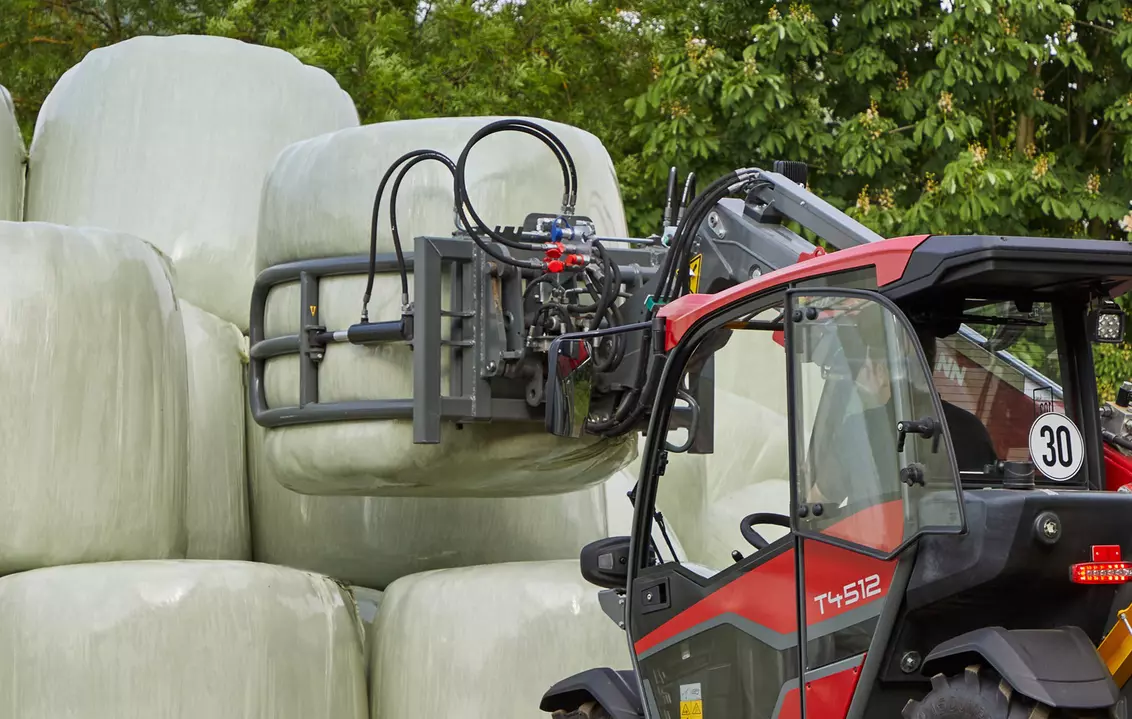 Weidemann attachment Round bale fork for wrapped bales, in action agriculture, Telehandler T4512
