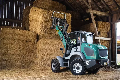 The Kramer wheel loader KL19.5 while stacking straw.