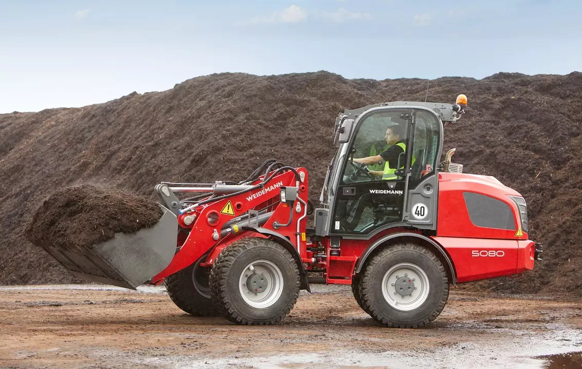 Weidemann attachment earth bucket with interchangeable cutting edge, in action recycling, Wheel loader 5080