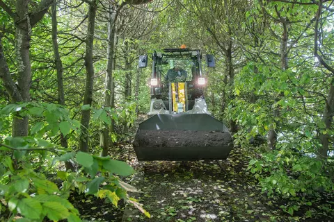 Der kompakte 5035 bei Transportarbeiten im Garten- und Landschaftsbau.