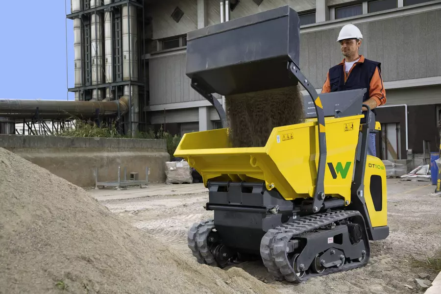 DT10e beim Befüllen der Mulde mit Sand mittels Selbstladeeinrichtung
