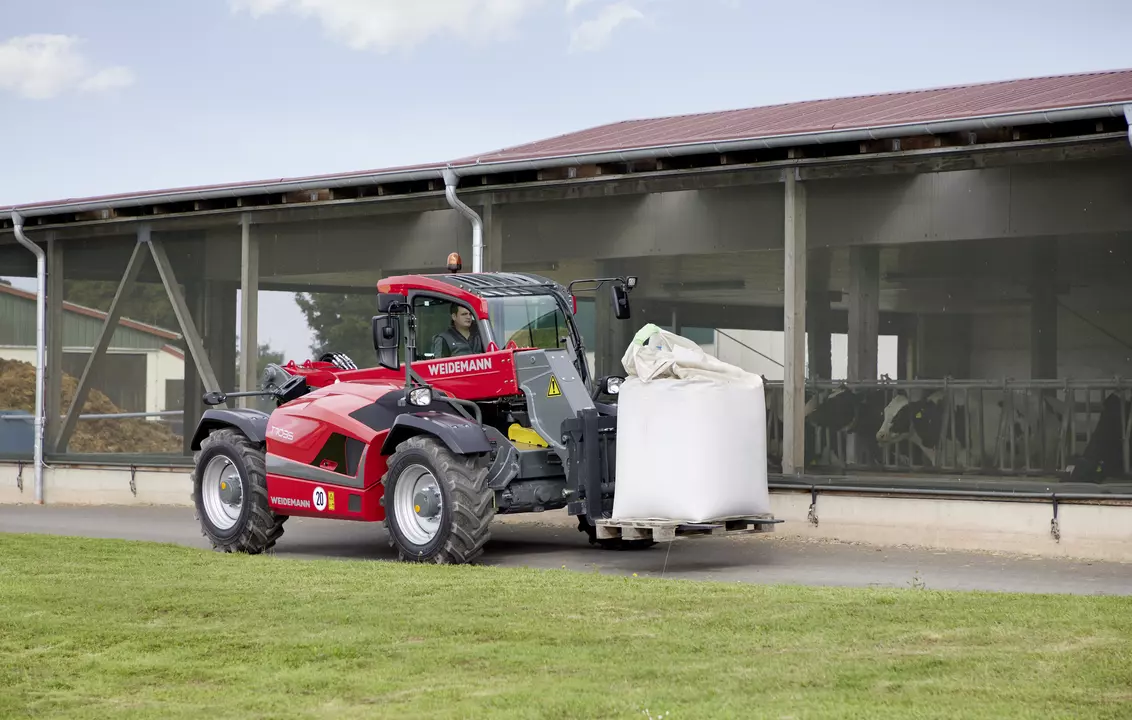 Weidemann telehandler T7035 with pallet fork, application
