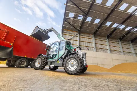 Der Kramer Teleskoplader KT316 beim Beladen von Materialien.