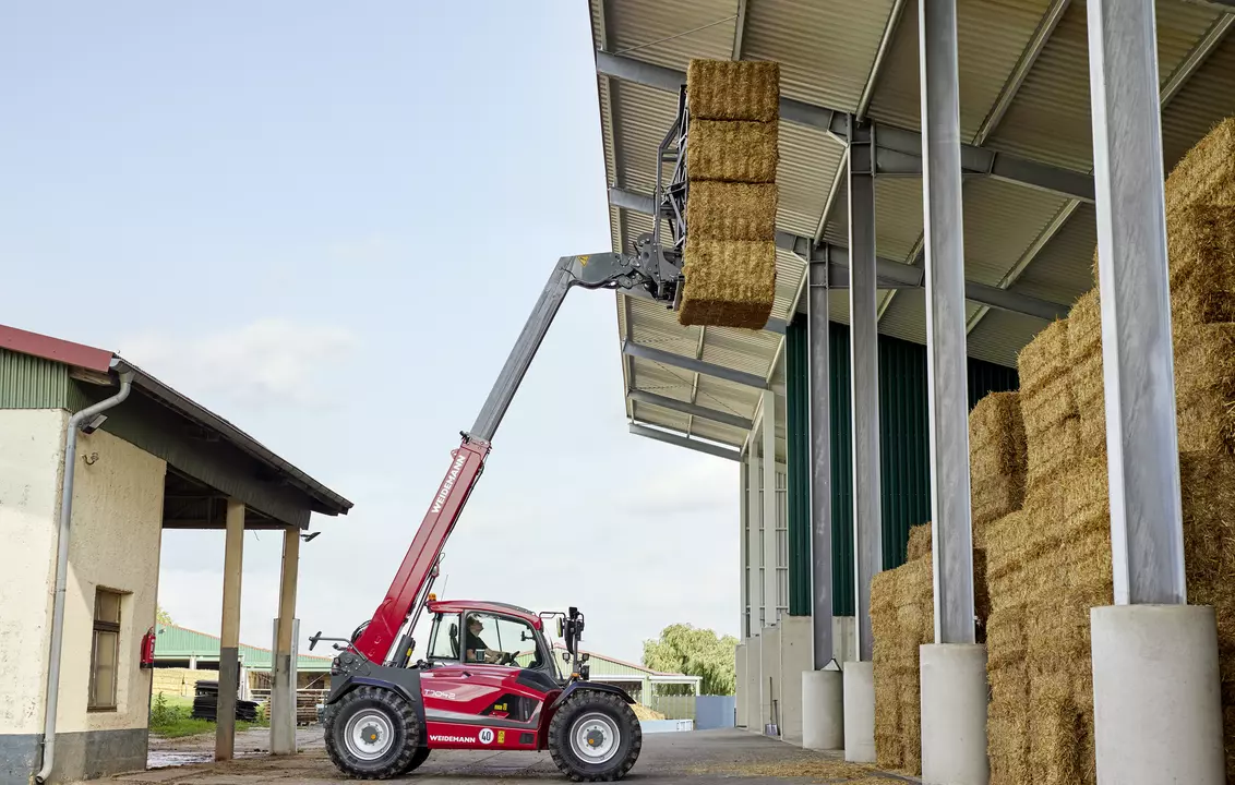 Weidemann telehandler T7042 with bale gripper, application