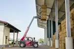 Weidemann telehandler T7042 with bale gripper, application