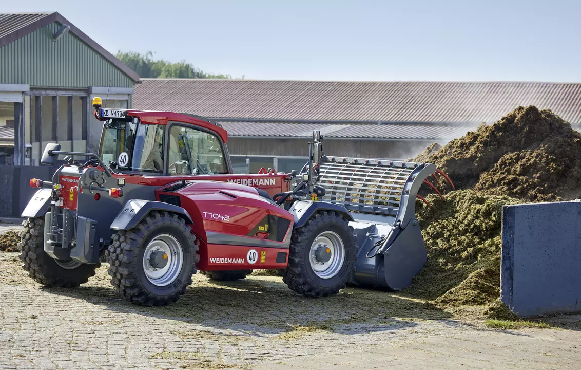 Weidemann telehandler T7042 with power grab bucket, application
