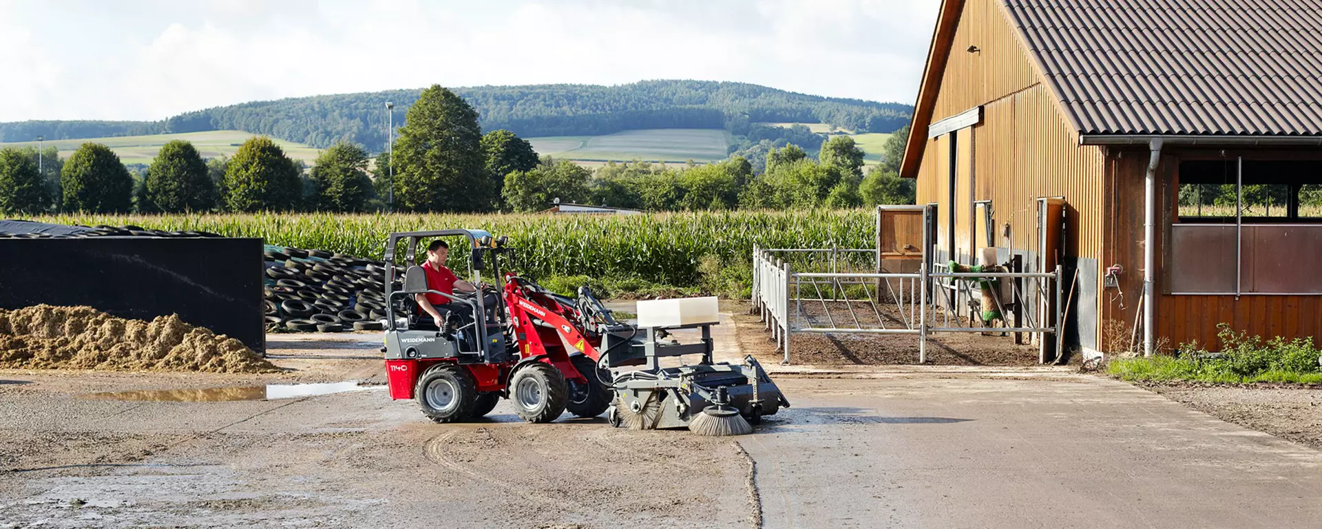 Weidemann Hoftrac/Hoflader 1140 Fahrerschutzdach mit Wildkrautbesen im Einsatz