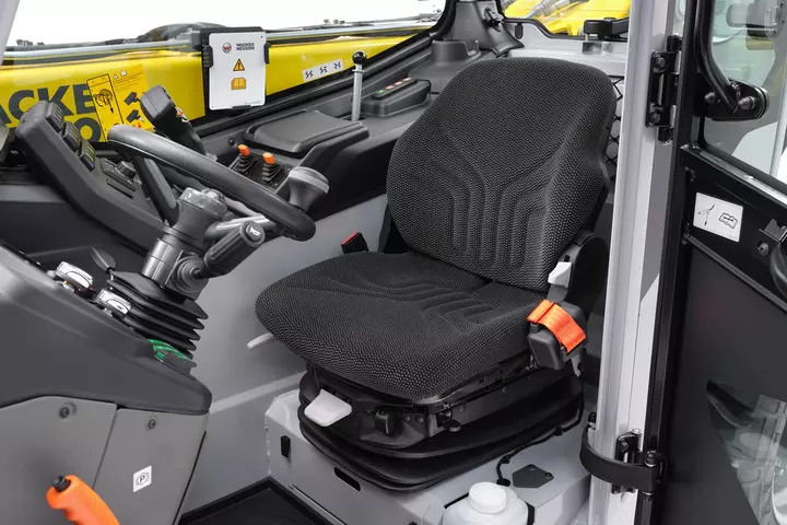 Wacker Neuson telehandler TH625 ergonomic workplace, studio