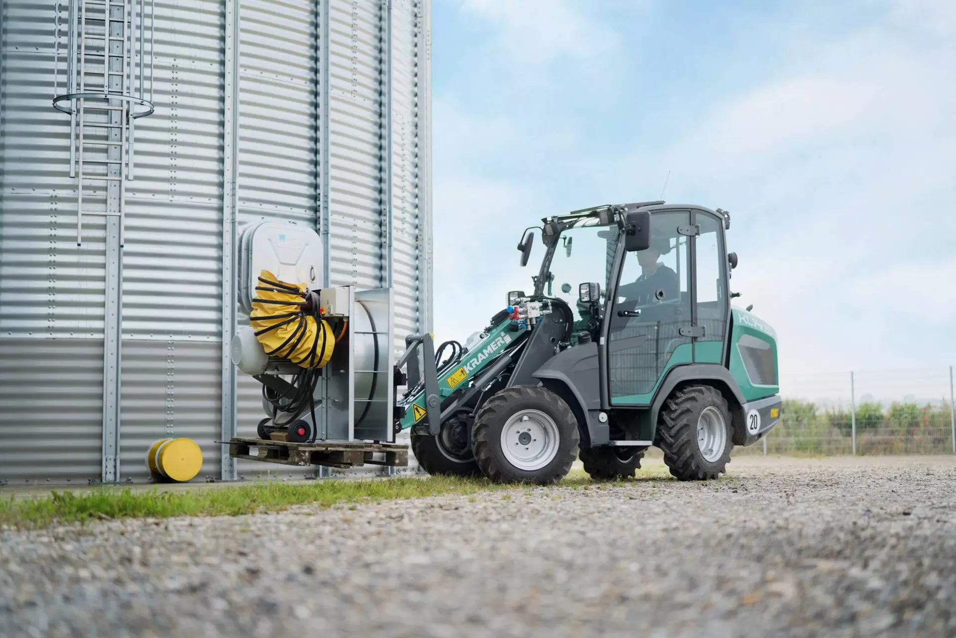 The compact KL14.5 while transporting a pallet. 