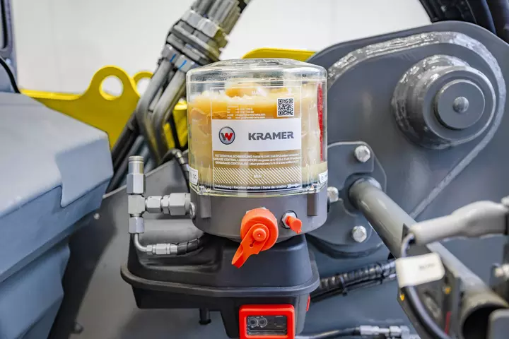 The central lubrication unit of the telehandler 2706 from Kramer.