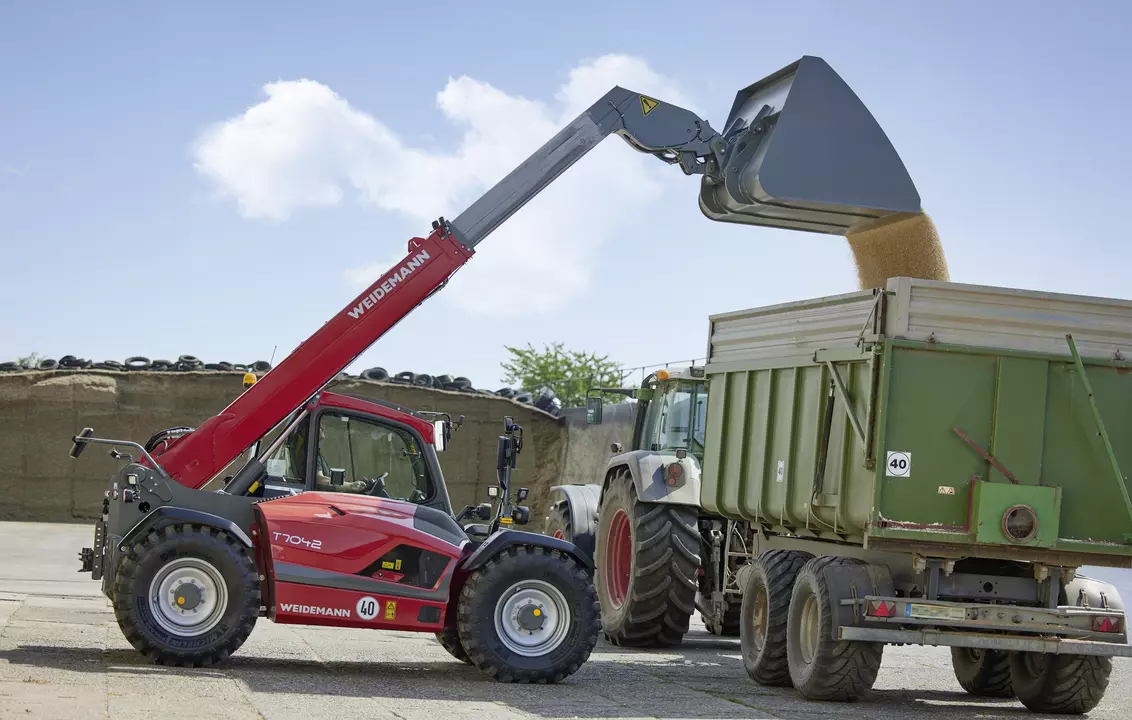 Weidemann telehandler T7042 with cargo bucket, application
