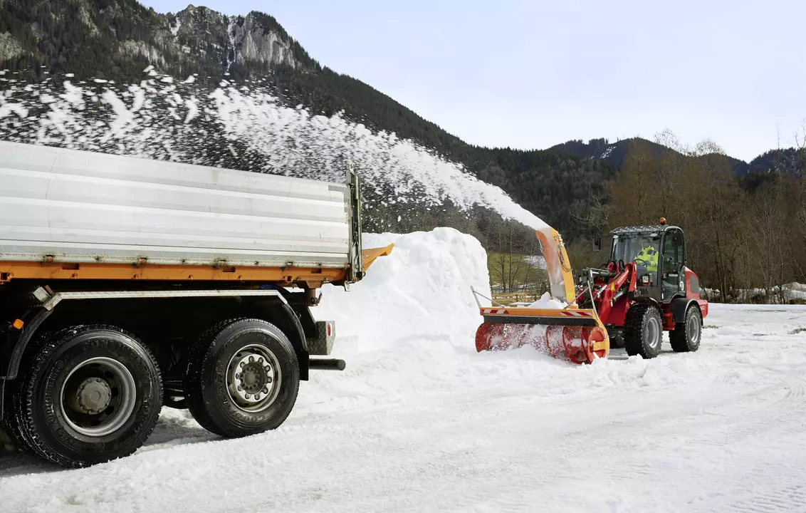 Weidemann wheel loader 5080 cabin with snow blower, application