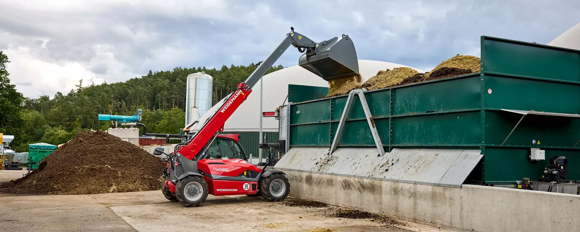 Weidemann Teleskoplader T6025 mit Leichtgutschaufel im Einsatz