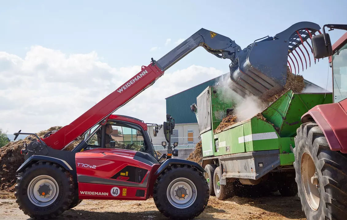Weidemann attachment Shear grap large, in action agriculture, Telehandler T7042