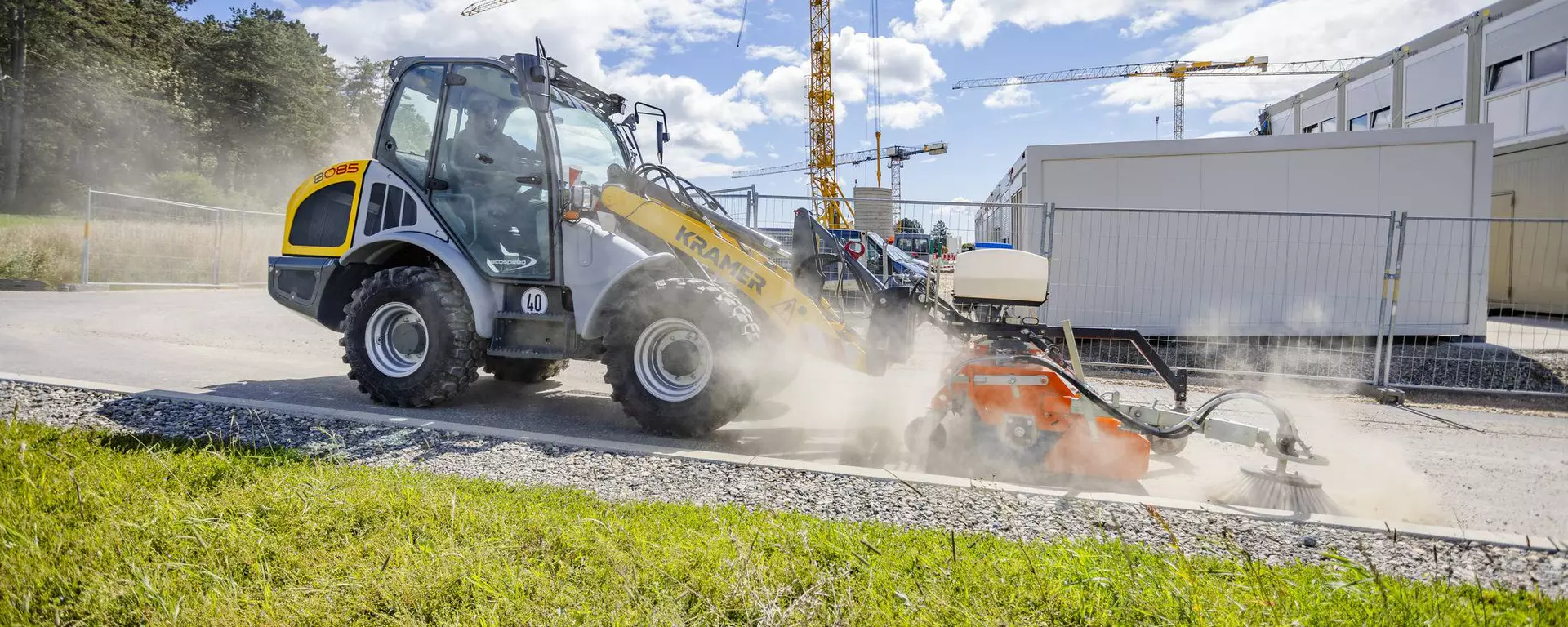 Der Kramer Radlader 8085 beim Reinigen einer Straße.