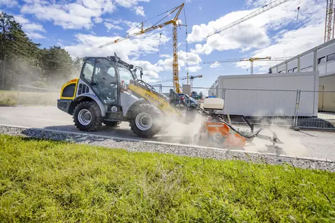 Der Kramer Radlader 8085 beim Reinigen einer Straße.