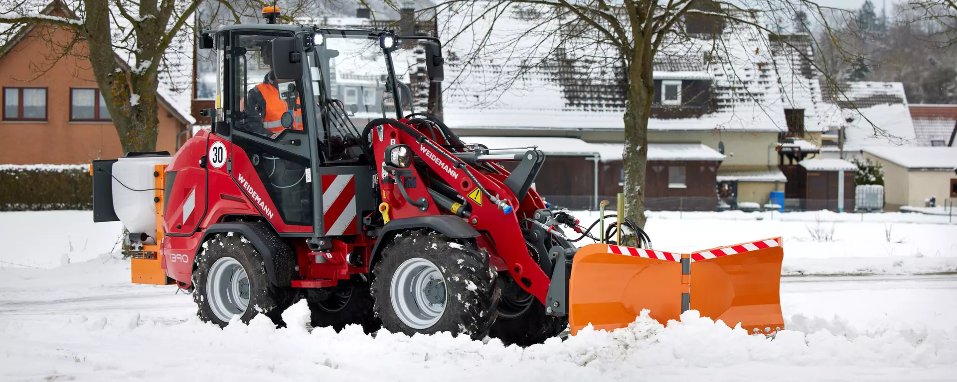 Weidemann Hoftrac/Hoflader 1390 Kabine mit V-Schneeschild im Einsatz
