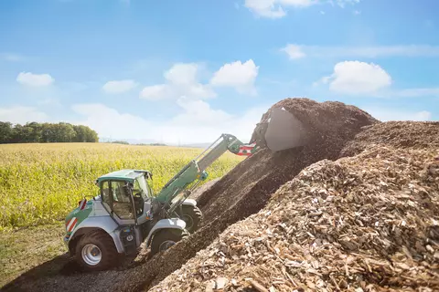 The Kramer telescopic wheel loader KL55.8T while working with wood chips.