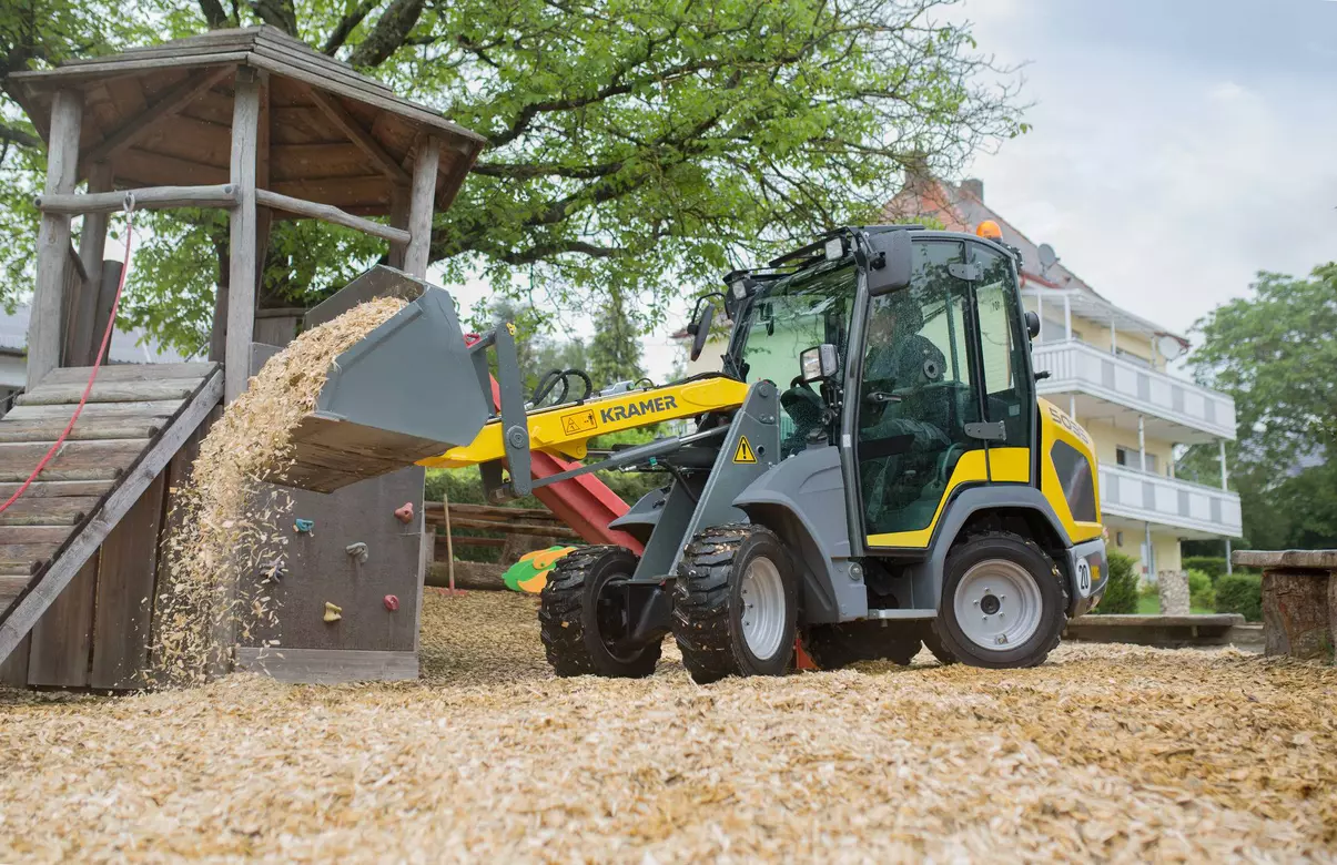 The compact 5035 while loading wood chips. 