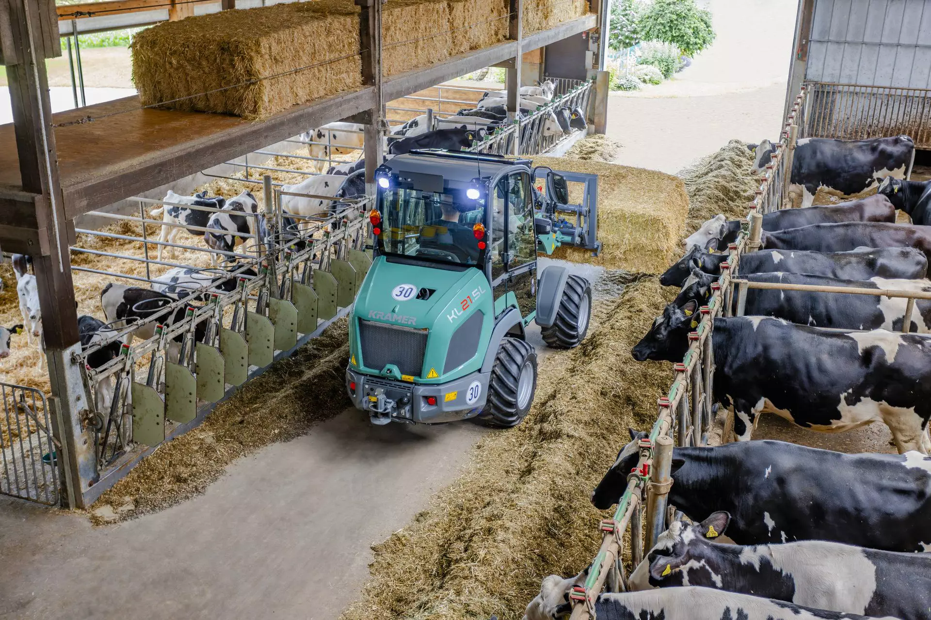 The KL21.5L wheel loader loading bales demonstrates its efficient handling and robust design.