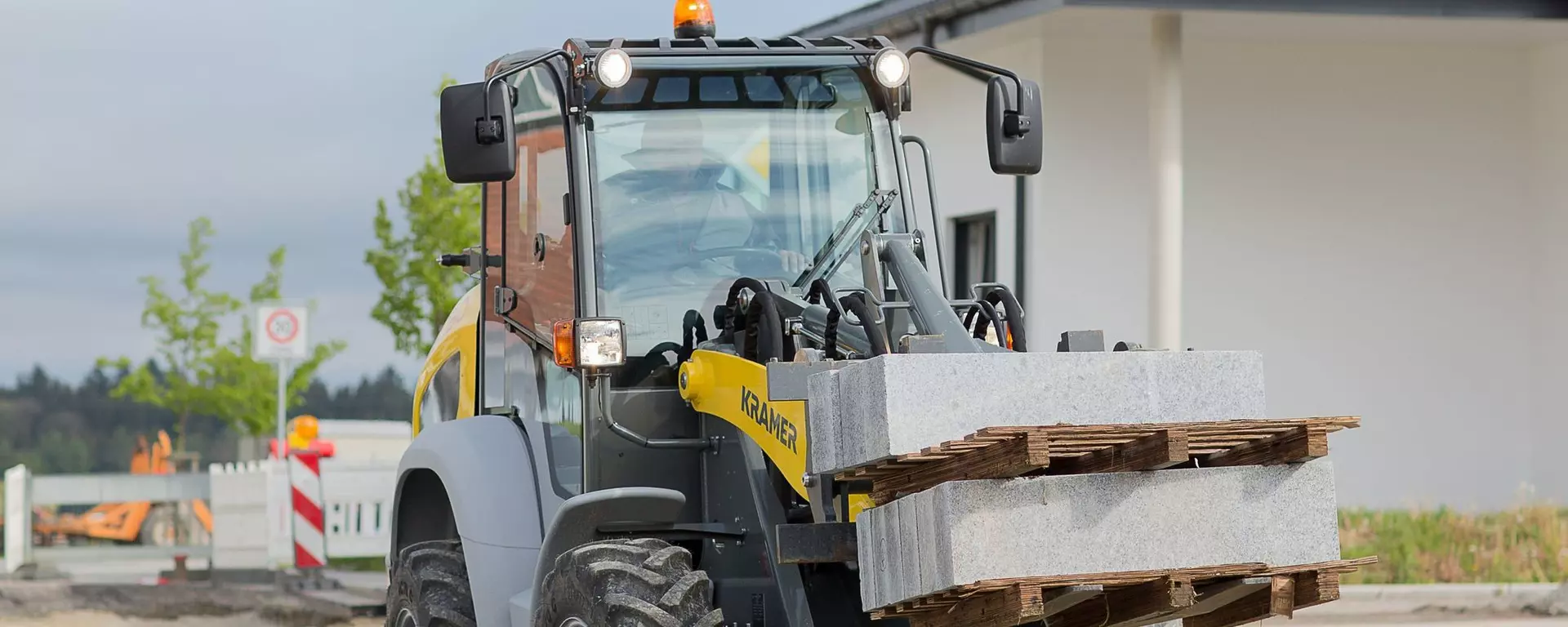 	
Der Kramer Radlader 5065 mit einer Steinpalette.