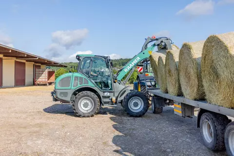 Der Kramer Radlader KL41.8 beim Ballenhandling. 