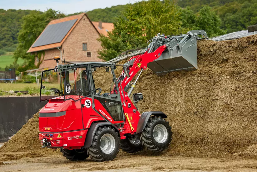 Weidemann Hoftrac 1390e mit Greifschaufel im Einsatz