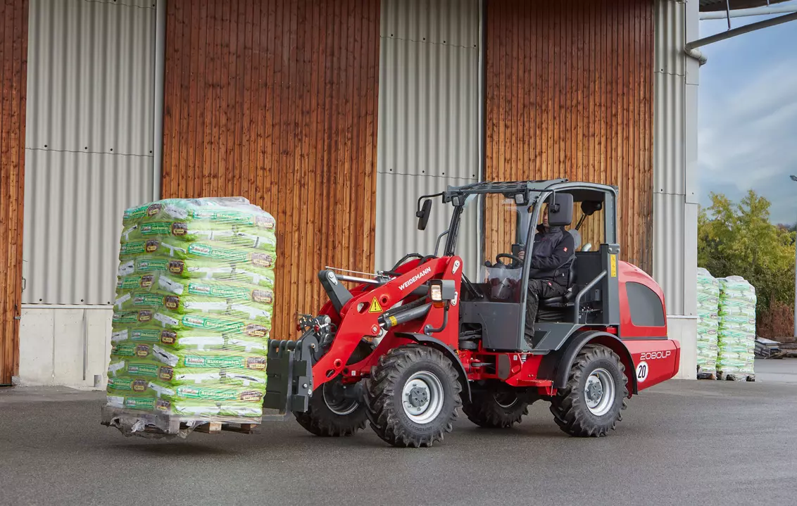 Weidemann attachment Pallet fork, in action trade industry, Wheel loader 2080LP