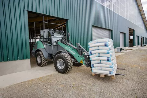 Der Kramer Radlader KL36.5 beim Transport einer Palette.